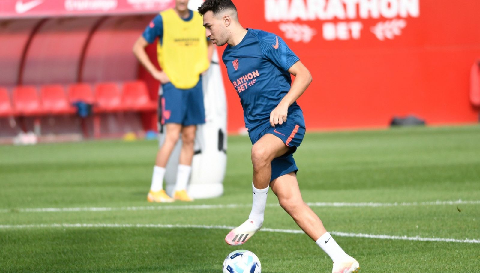 Munir realiza ejercicios con el balón durante la sesión en la ciudad deportiva este domingo.