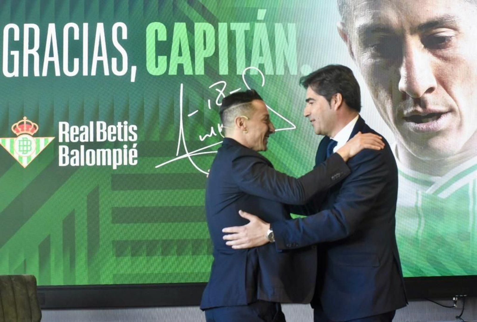 Guardado y Haro se funden en un abrazo.