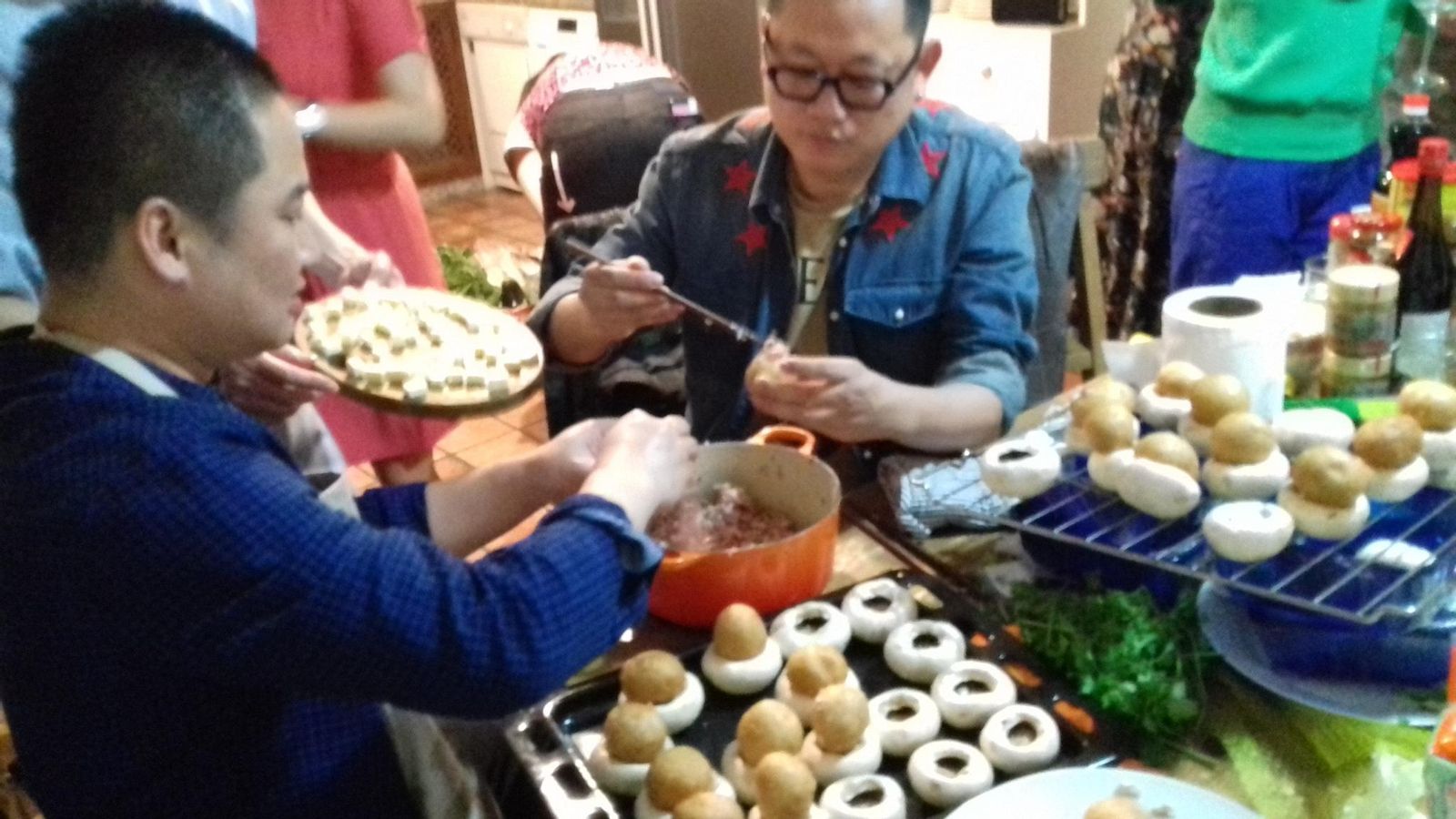 Los chefs Bei Ping y Simon Liu en plena elaboración en la dehesa de Aracena