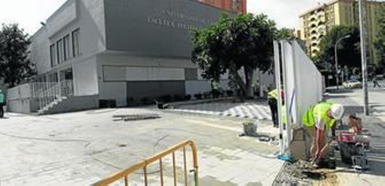 1. La puerta principal que da acceso   a la Politécnica, con vallados y operarios trabajando ayer. 2. El esqueleto de un dinosario, expuesto en la Plaza Alta. 3. El patio interior    de la Politécnica.