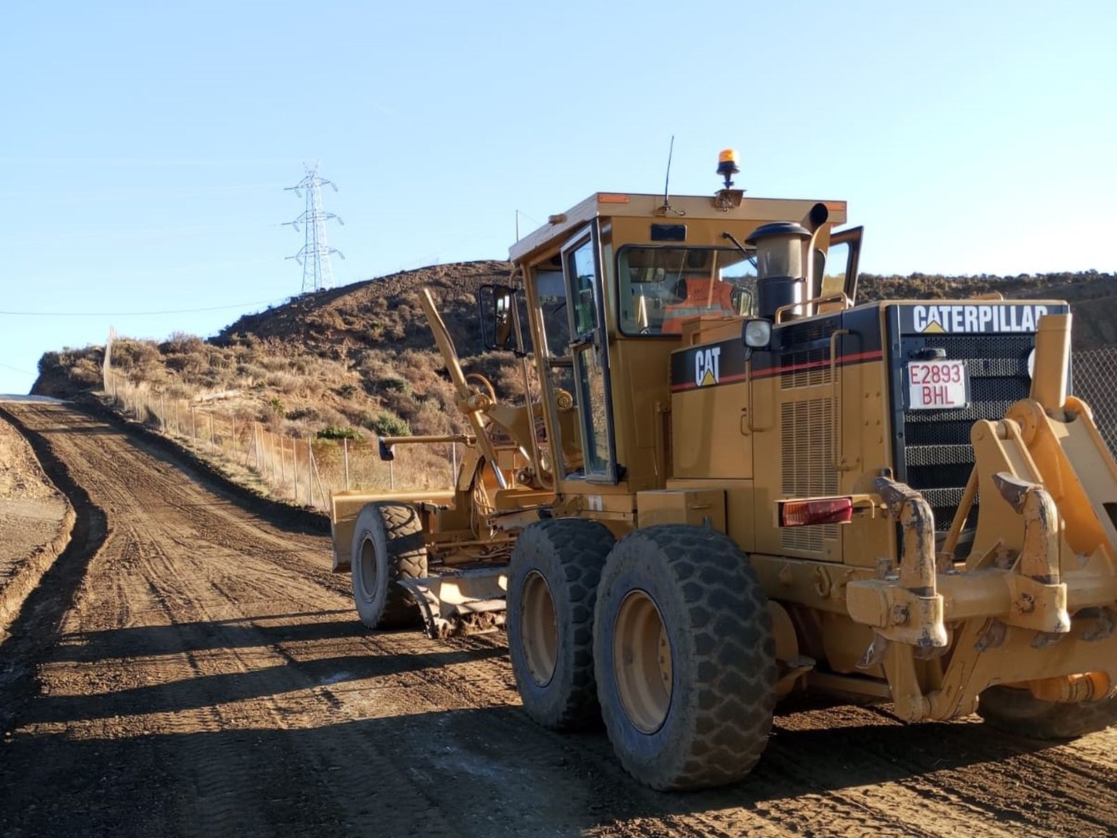 Operarios trabajando en la adecuación de un camino rural.