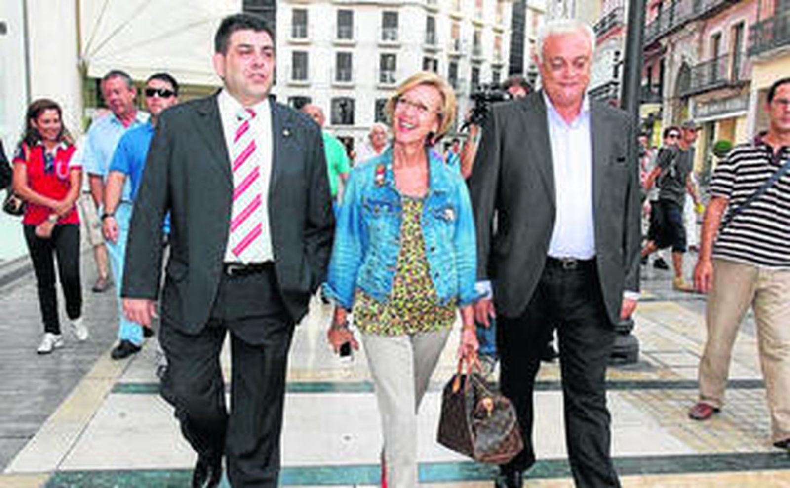 Rosa Díez, ayer con los candidatos de UPyD en Málaga.