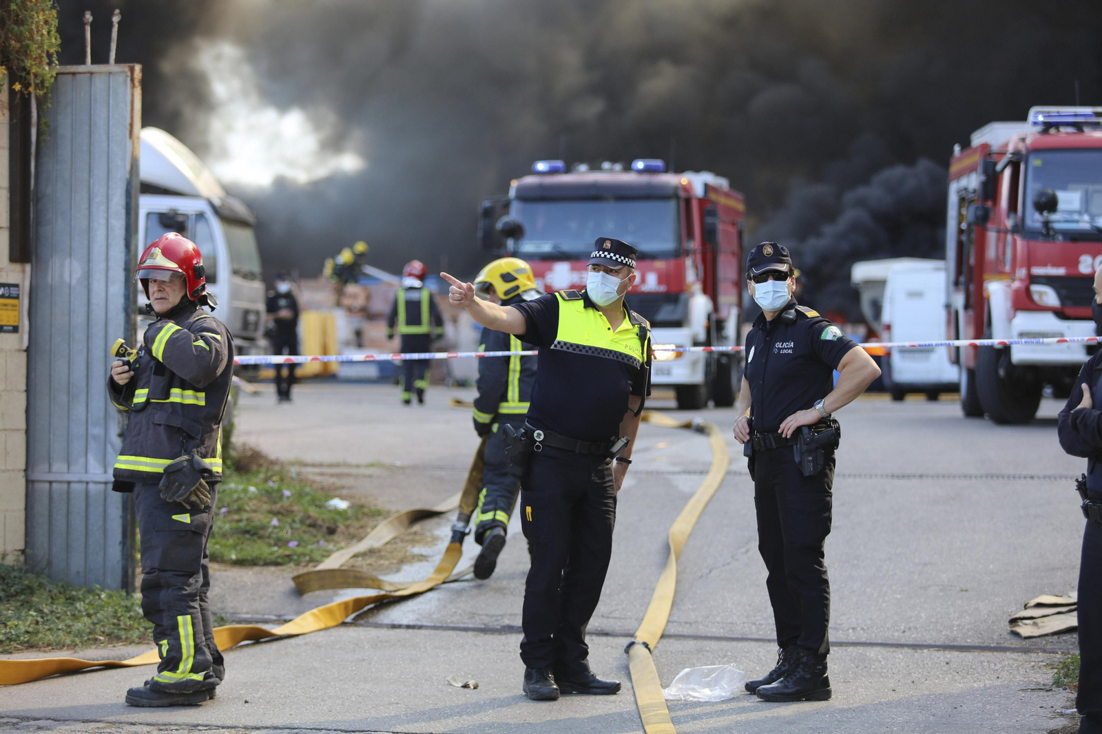 El incendio en el polígono Guadalhorce de Málaga, en fotos