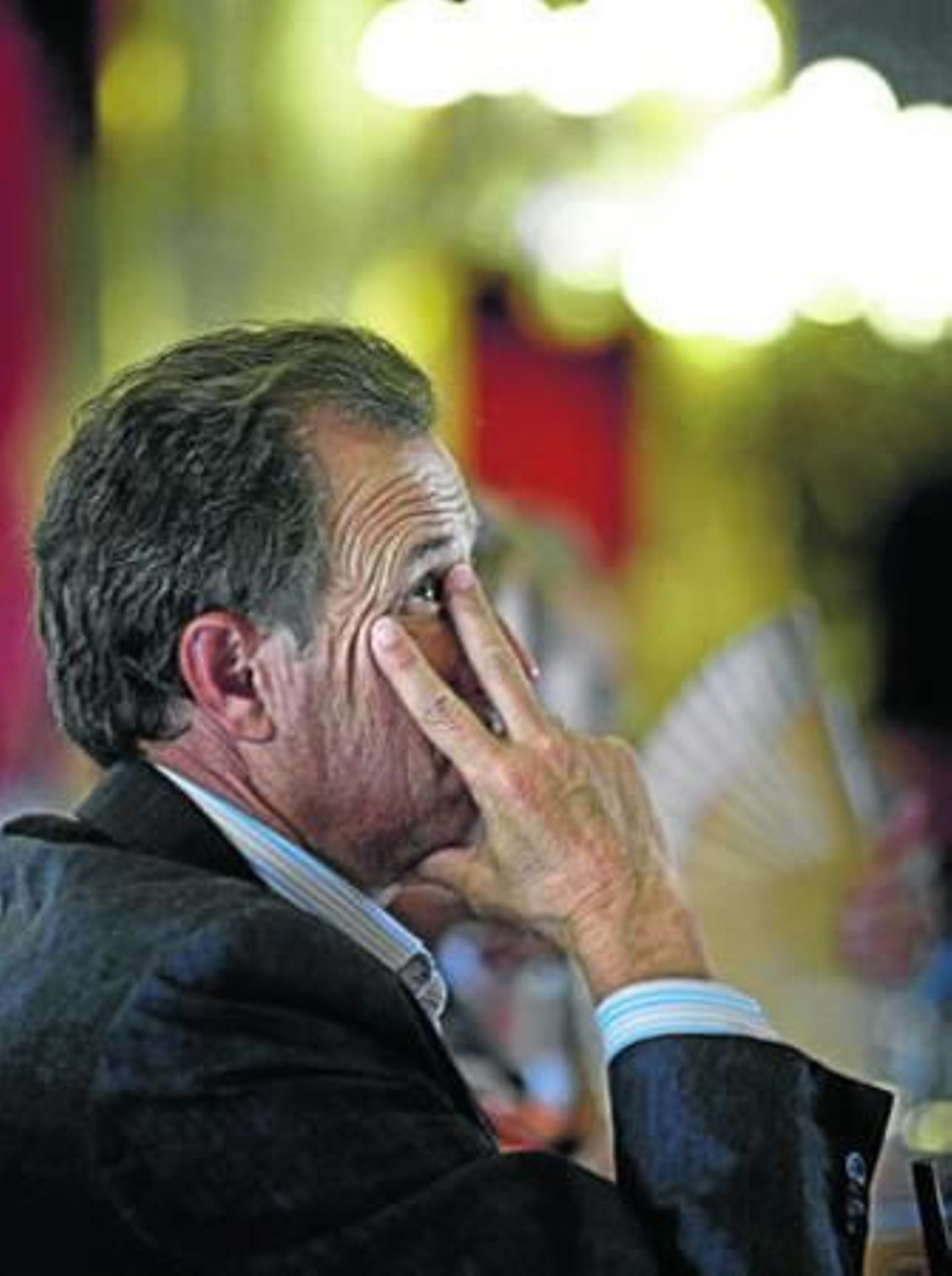 José María Román, meditabundo durante un pleno de la Diputación de Cádiz.