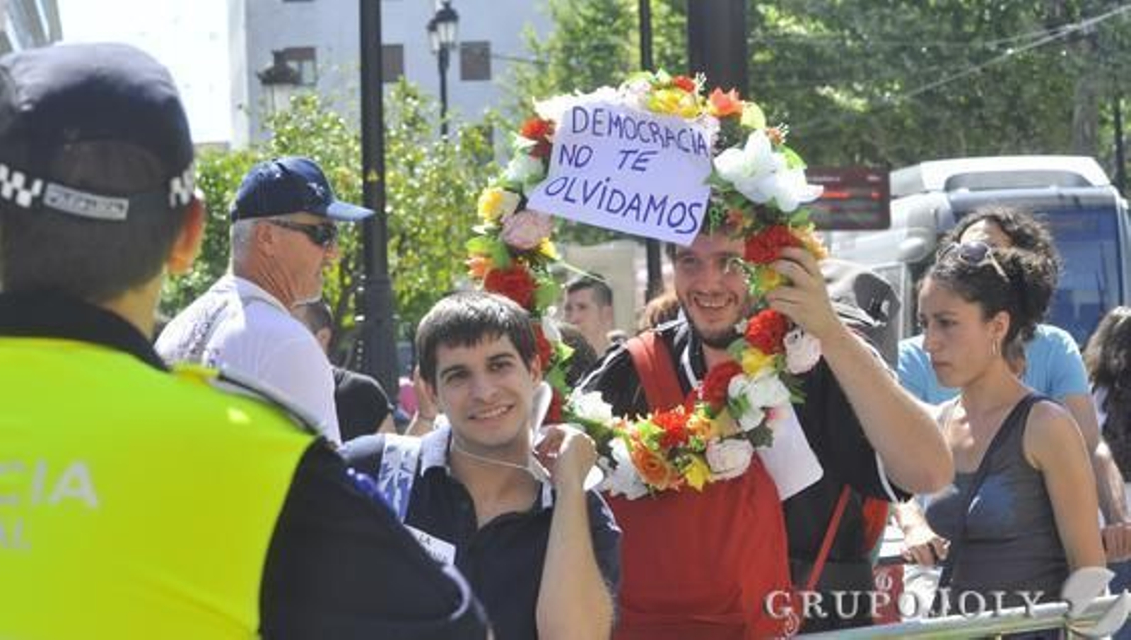 Concentración de los indignados en la Plaza Nueva.

Foto: Manuel Gómez