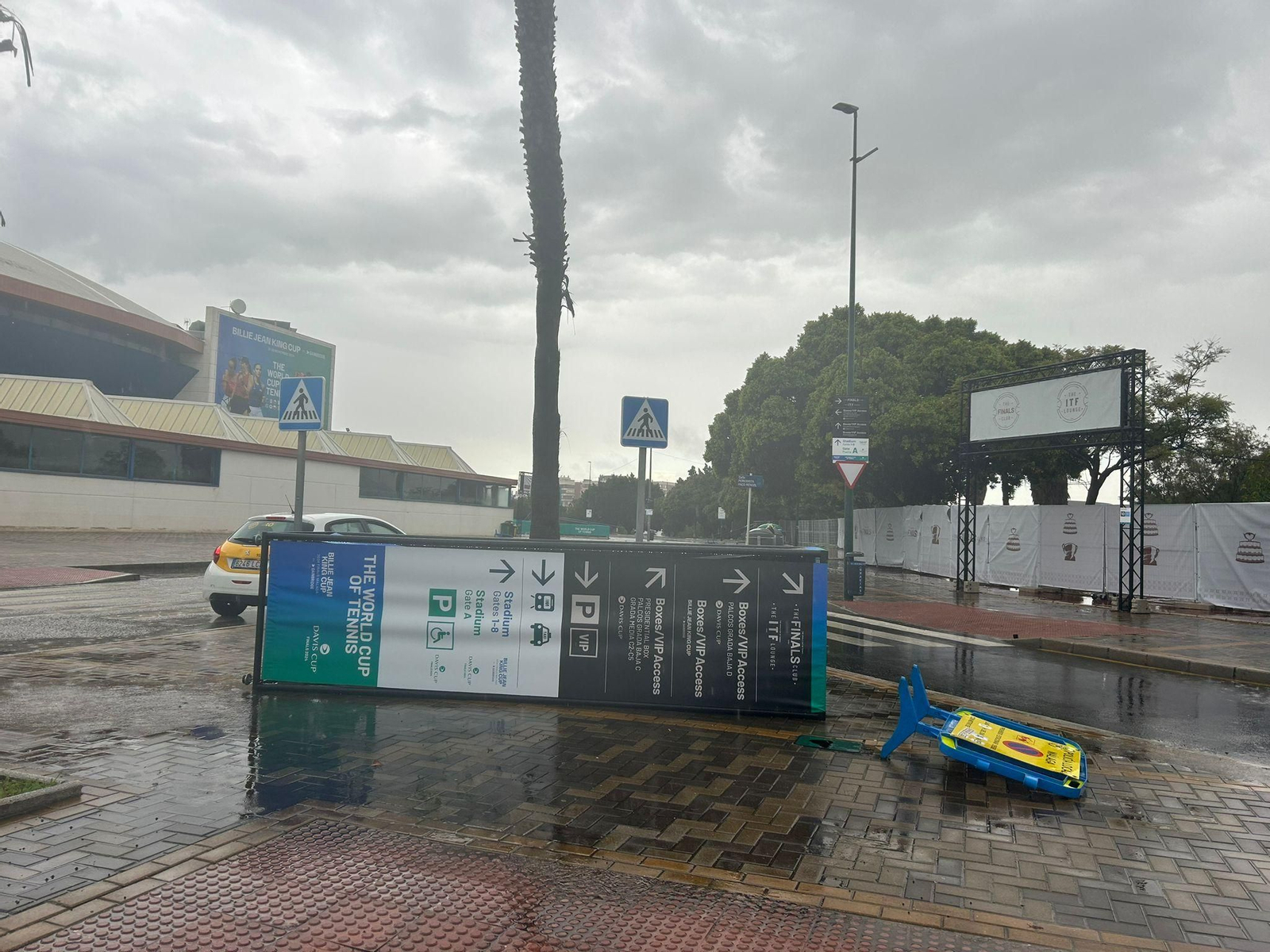 Los exteriores del Carpena tras las las primeras lluvias y aplazarse el inicio del tenis