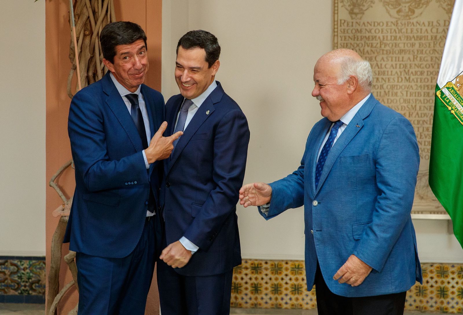 El presidente de la Junta, Juanma Moreno, felicita a Juan Marín junto al presidente del Parlamento, Jesús Aguirre.