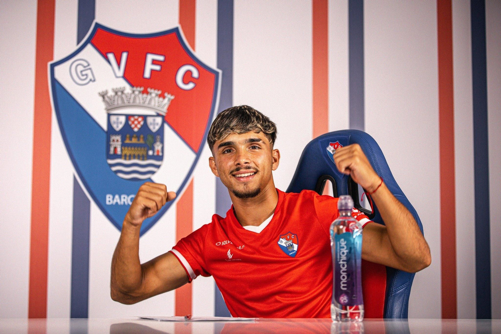 Kevin Medina posa con los colores del Gil Vicente.