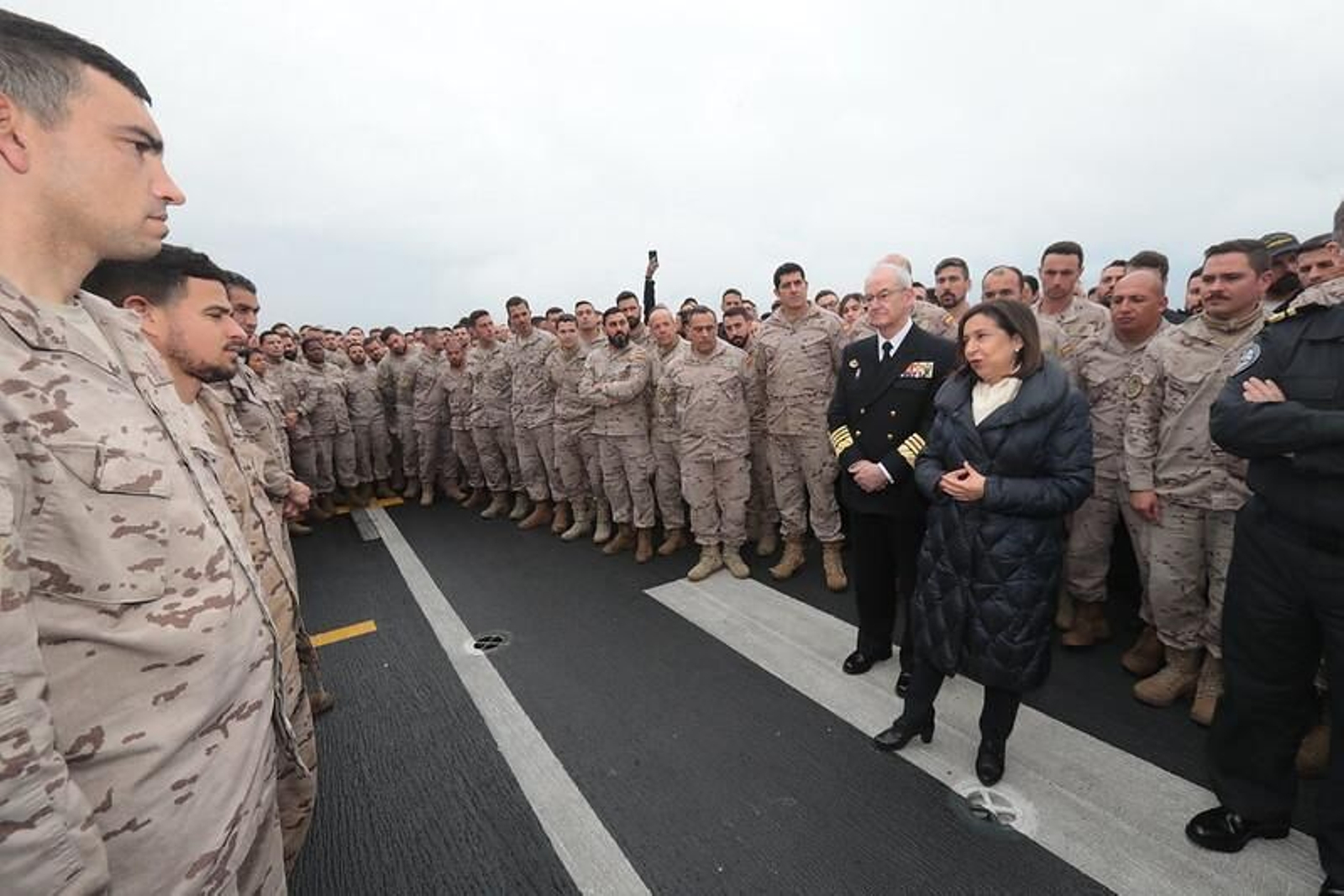 Margarita Robles, junto a Ajema, charla con los infantes de Marina a bordo del 'Juan Carlos I'.