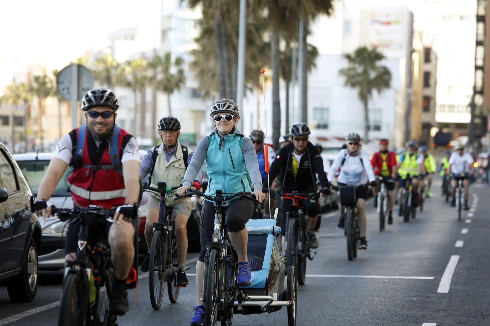 Imagen de una ruta ciclista de cruceristas por la capital gaditana.