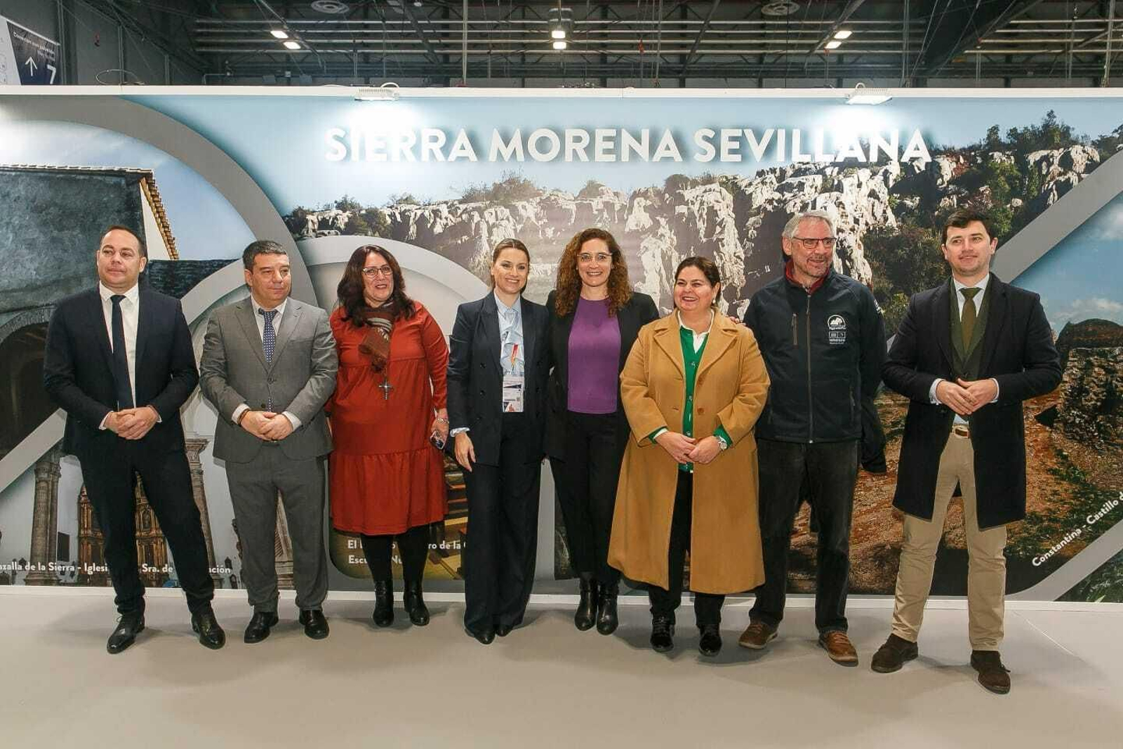 Los alcaldes de la Sierra Morena de Sevilla con la vicepresidenta de Prodetur y las delegadas territoriales de Turismo y Sostenibilidad de la Junta de Andalucía