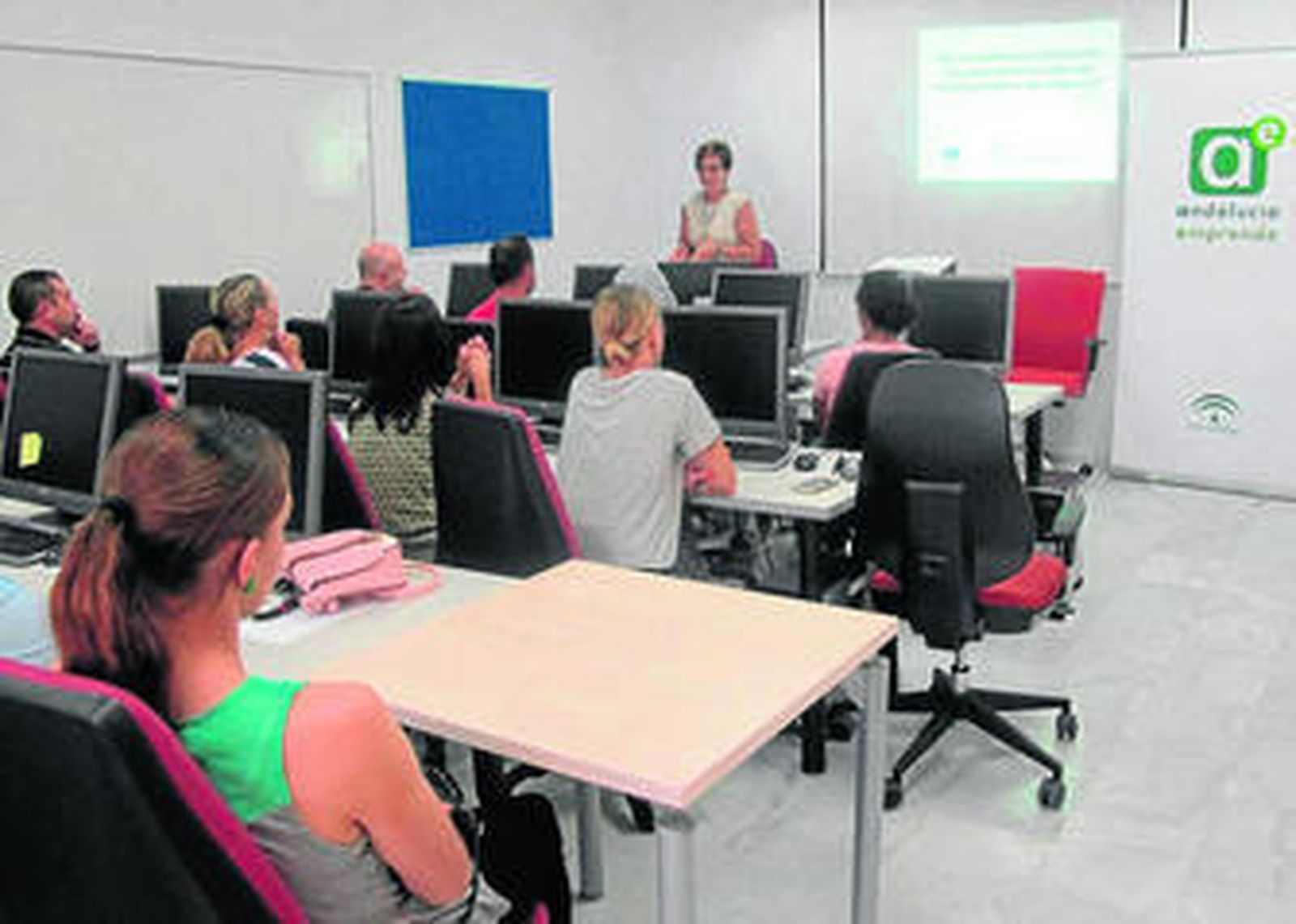 La delegada territorial de Economía, Adriana Valverde, durante la inauguración de una jornada de uno de los CADE.