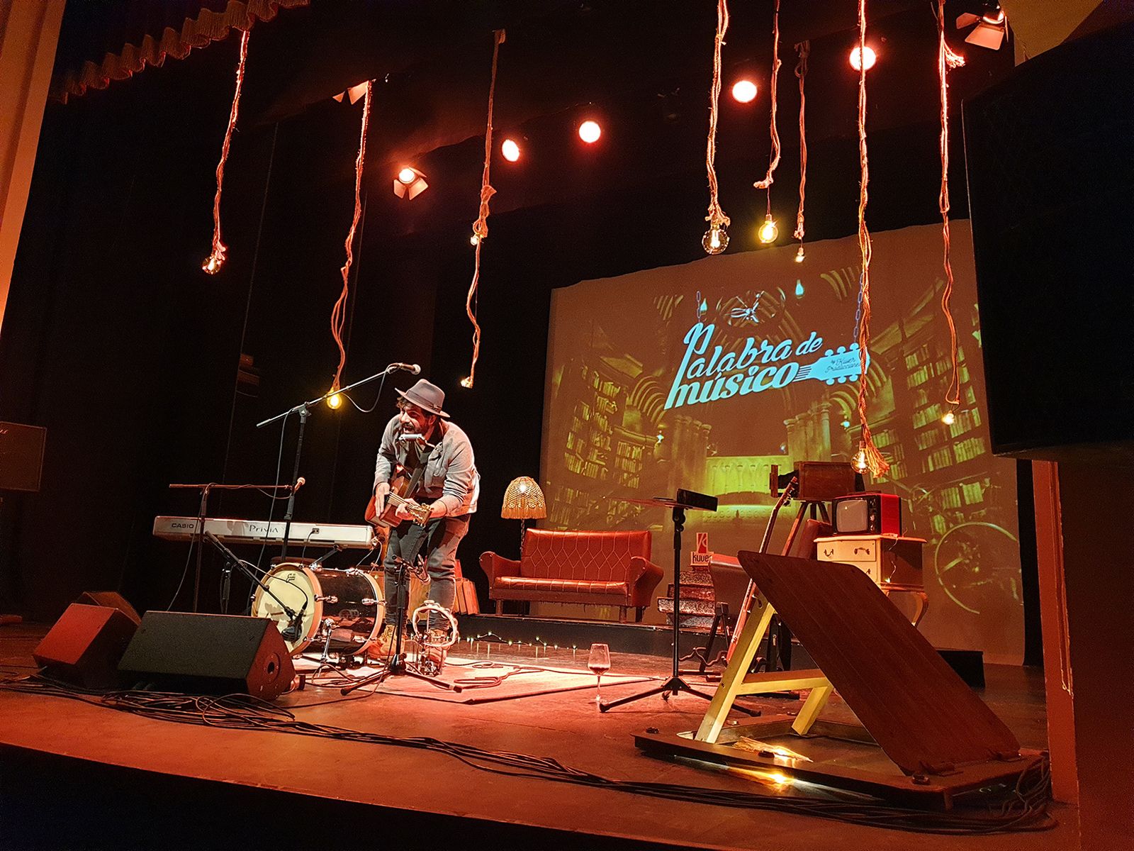 Capitán Cobarde durante su concierto en el Teatro Apolo.