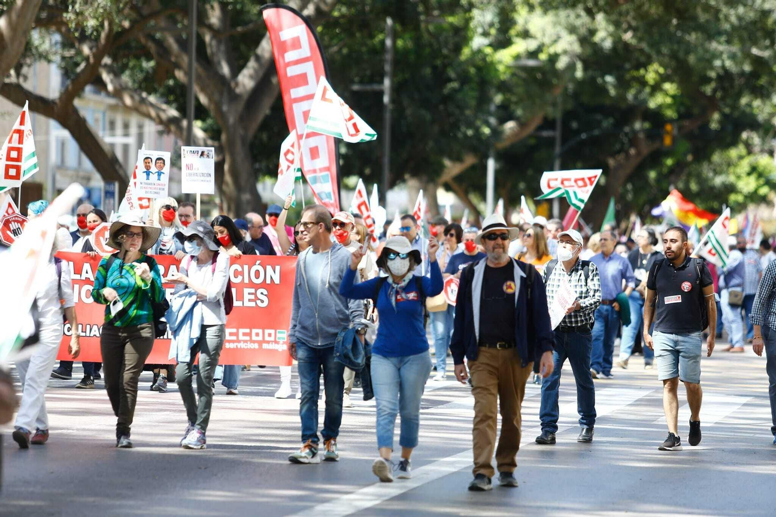 La manifestación convocada por los sindicatos CCOO y UGT el 1 de mayo en Málaga, en fotos