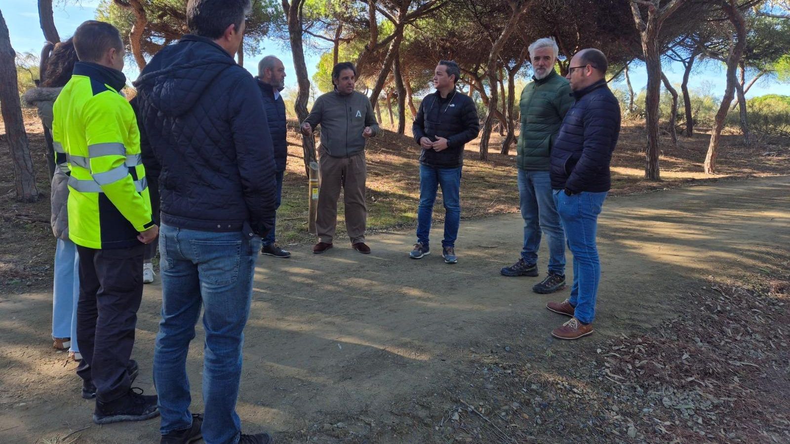 El delegado territorial, Pedro Yórquez, junto a miembros de las corporaciones municipales visitando la vía.