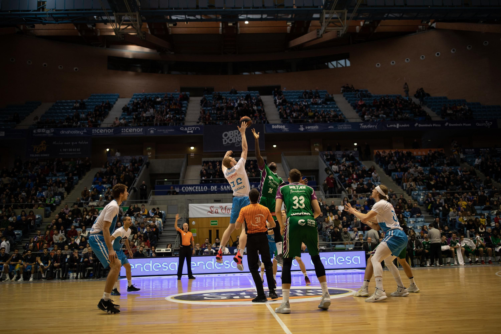 Imagen del salto inicial del partido ante el Obradoiro.