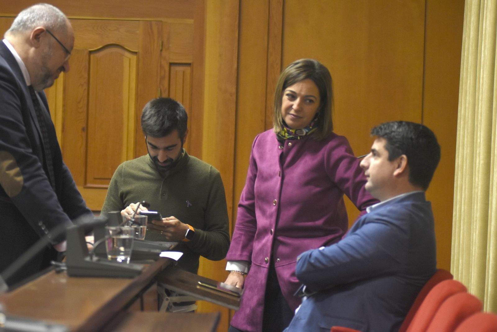 Isabel Ambrosio conversa con Pedro García antes del inicio de una sesión plenaria.