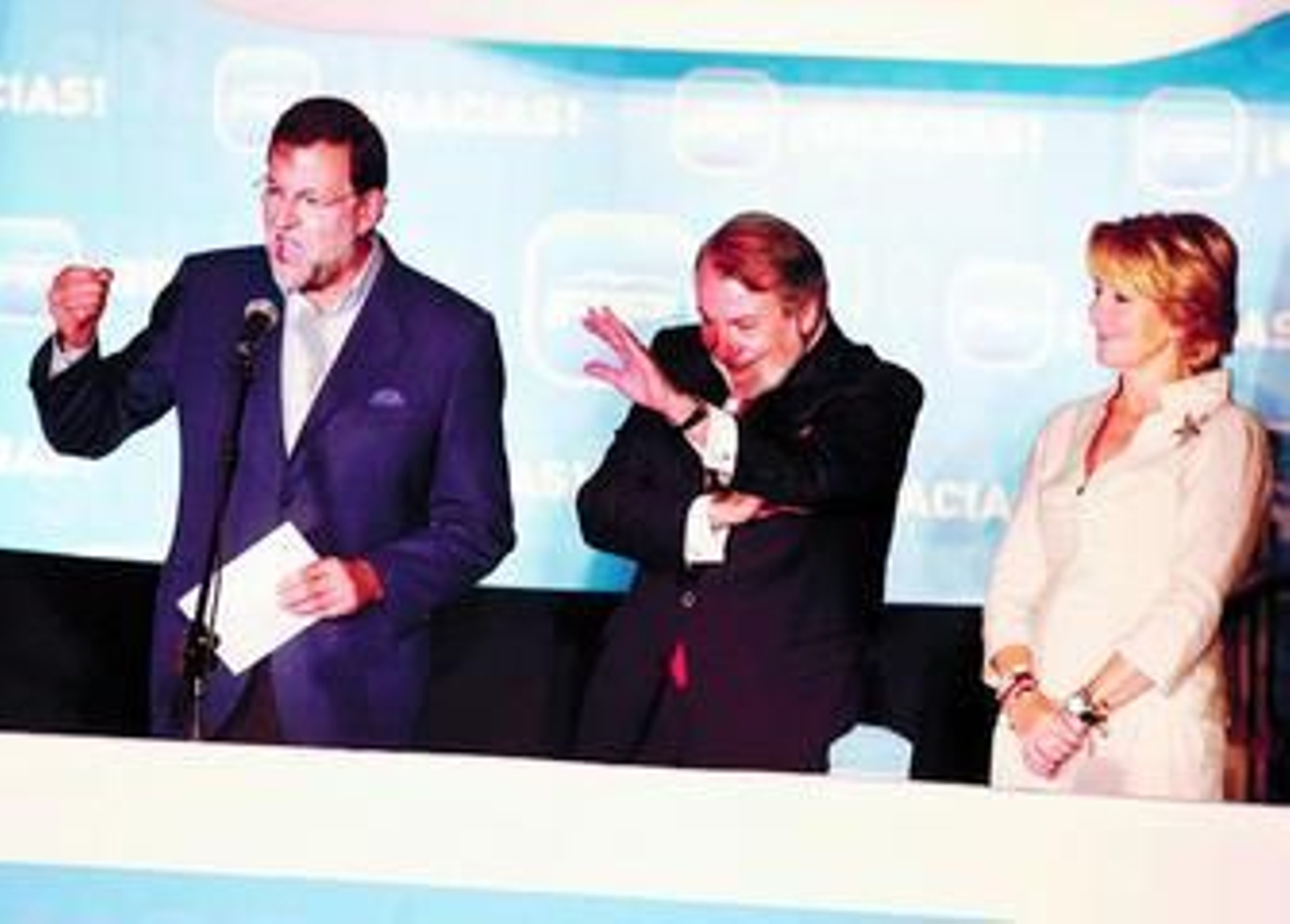Rajoy, Mayor Oreja y Aguirre, el domingo en el balcón de la sede popular de Génova celebrando su triunfo en las urnas.