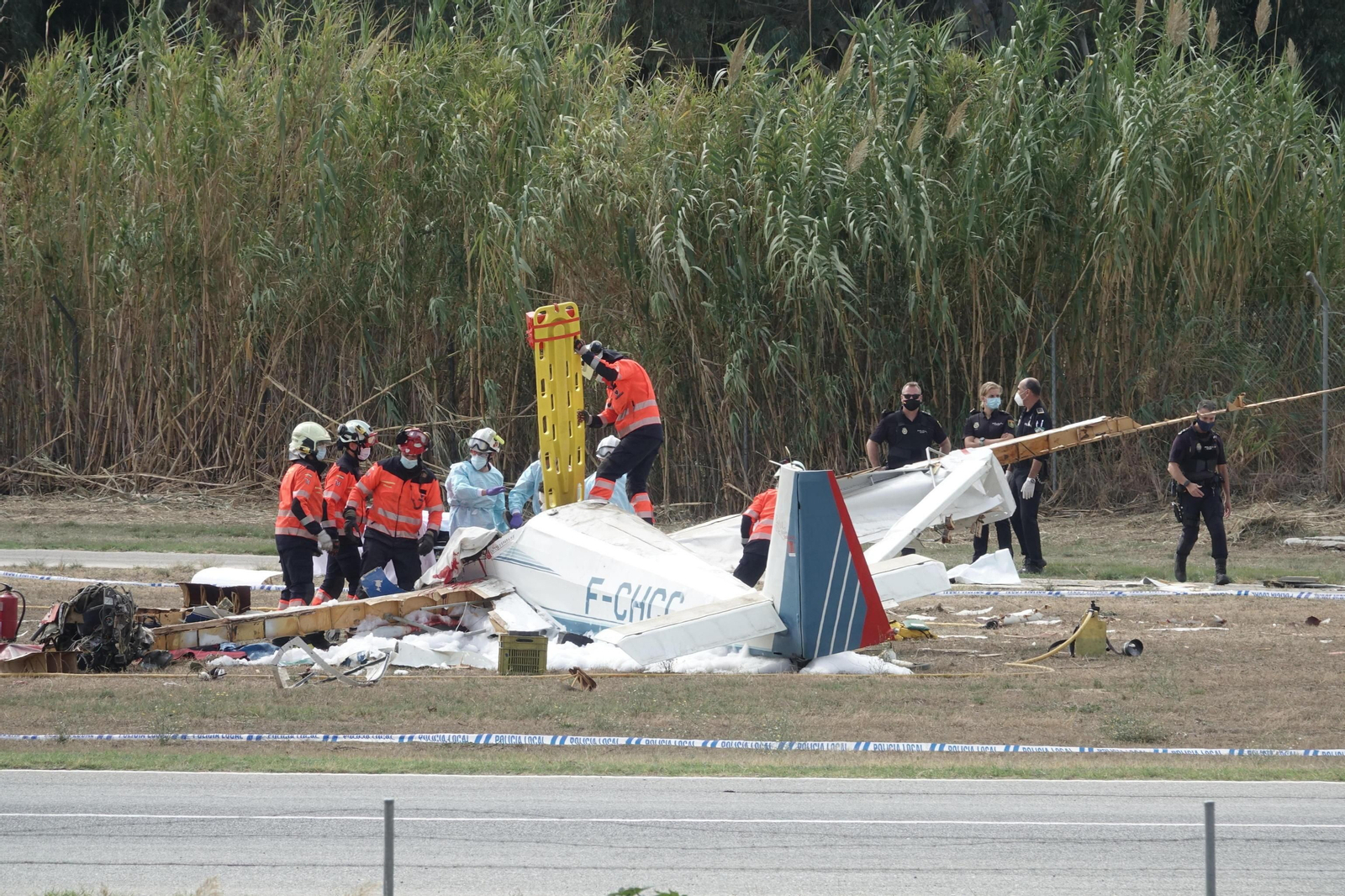 El accidente de una avioneta en Vélez-Málaga, en fotos