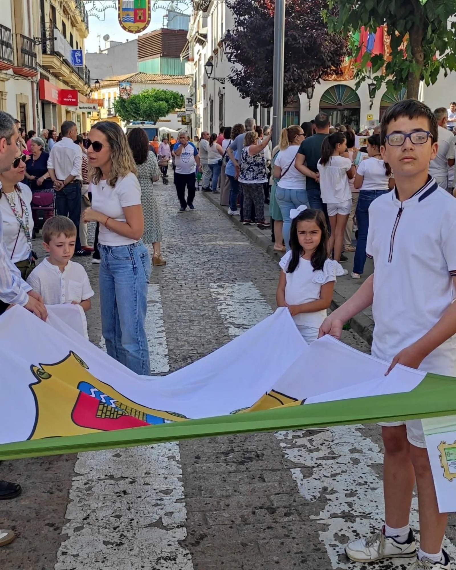 Marmolejo celebra su independencia con la interpretación de su himno, en imágenes