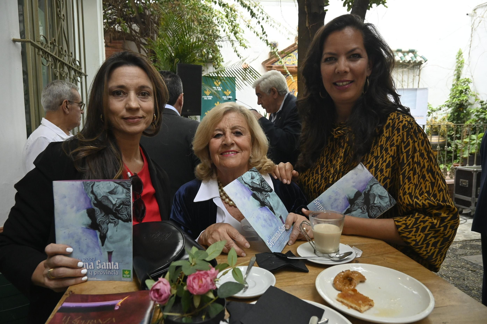 Ambiente en la presentación de la Guía de la Semana Santa de Huelva, en imágenes