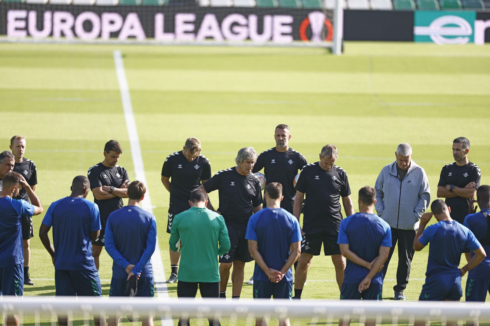 Pellegrini dialoga con sus jugadores en el entrenamiento de ayer en el Villamarín.
