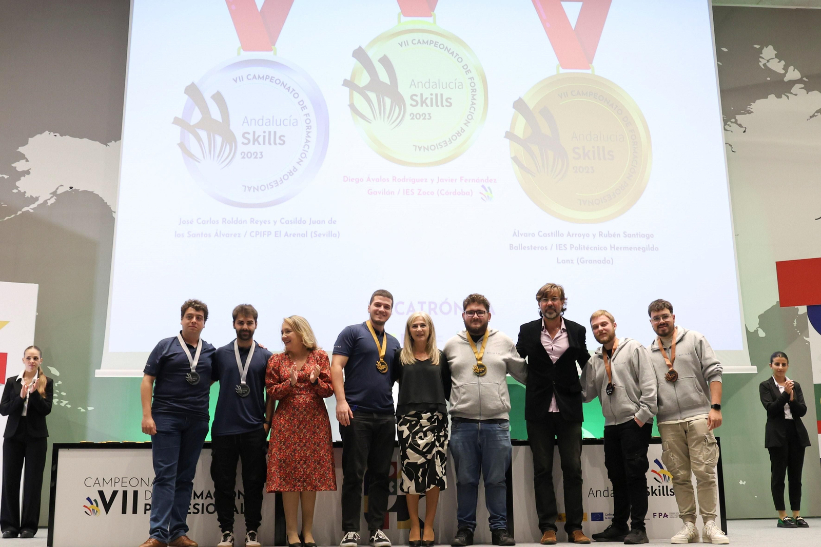 Podio de Mecatrónica, en el que estuvieron los estudiantes del H. Lanz Álvaro Castillo y Rubén Santiago.