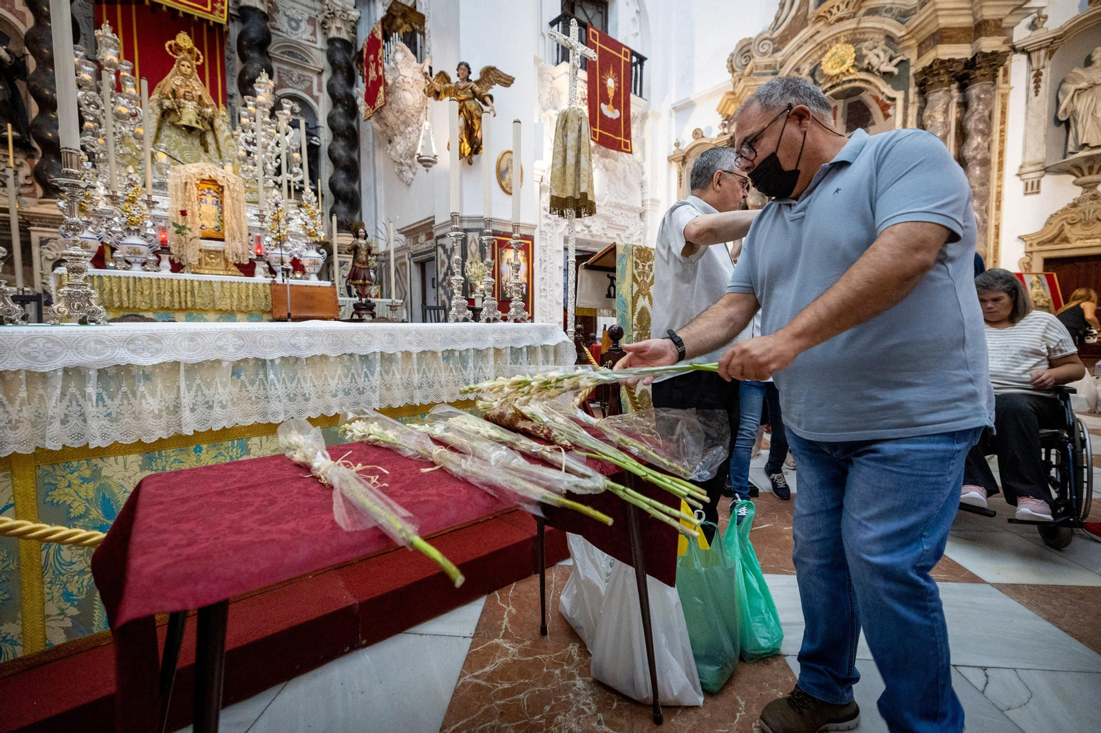 Los niños entregan los tradicionales nardos a la Patrona
