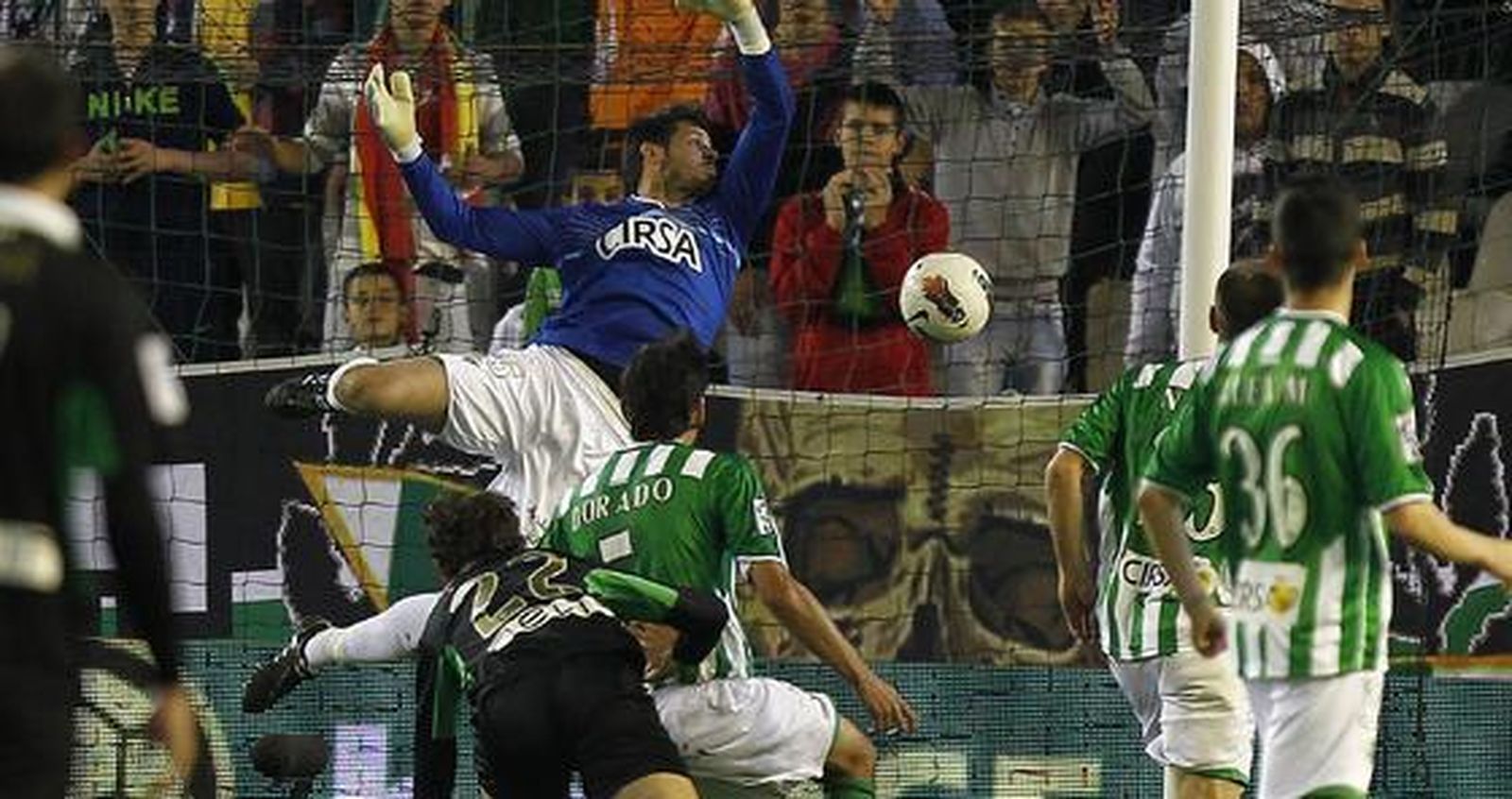 El Betis pierde una oportunidad para distanciarse del descenso y hundir al Racing de Santander (1-1). / Antonio Pizarro