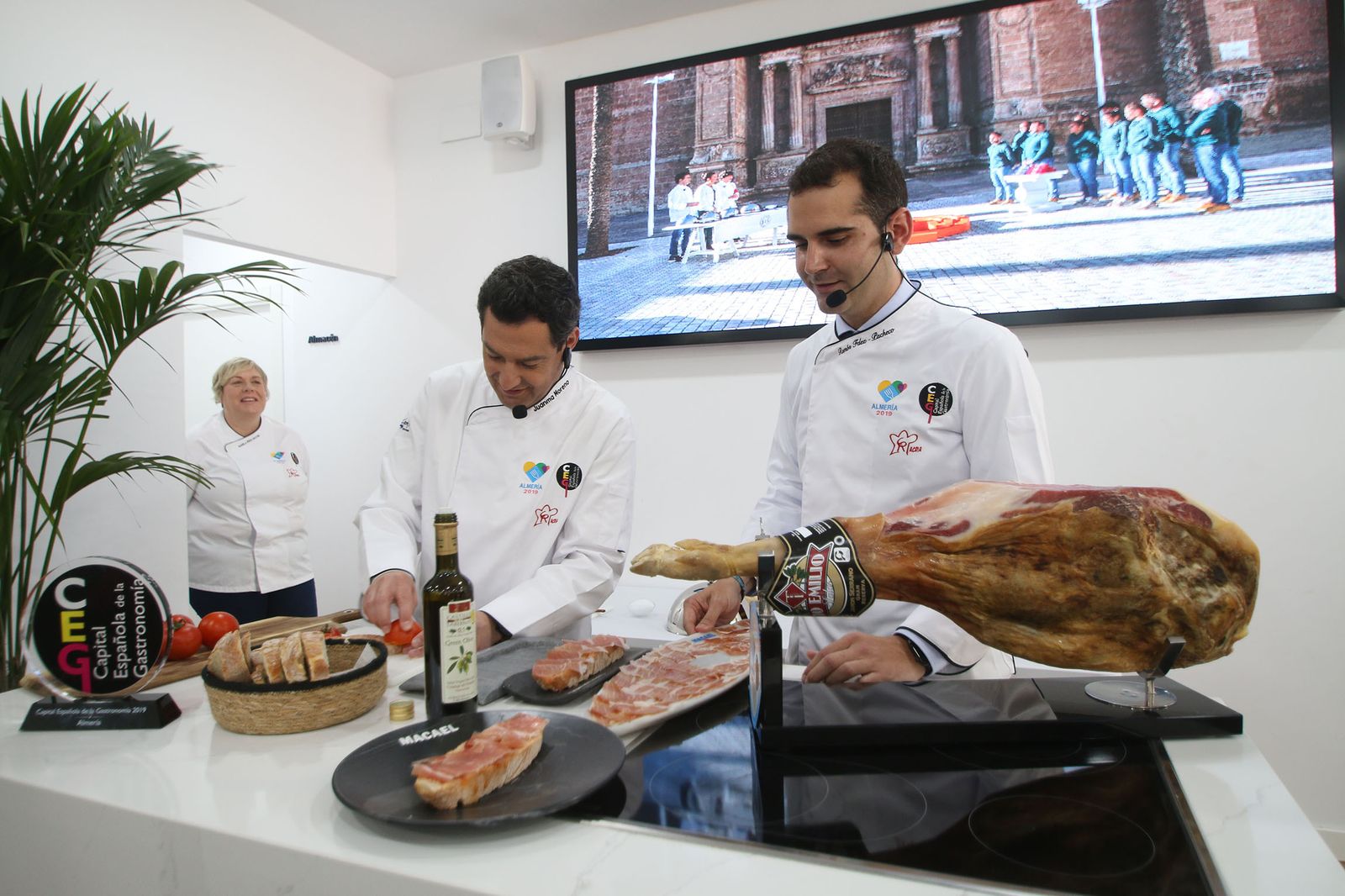 Las imágenes de la visita de Juanma Moreno a Almería