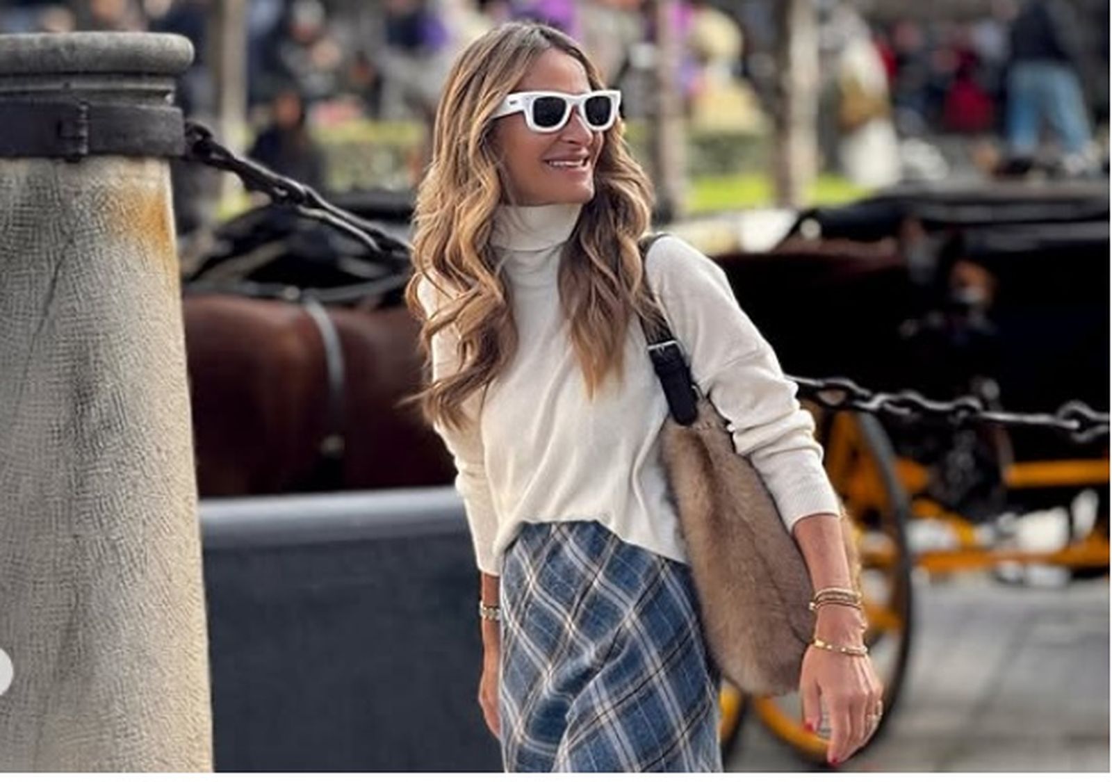 Los jerséis holgados son la prenda comodín de cualquier look de invierno, combinan con jeans y pantalones básicos, pero también con faldas.