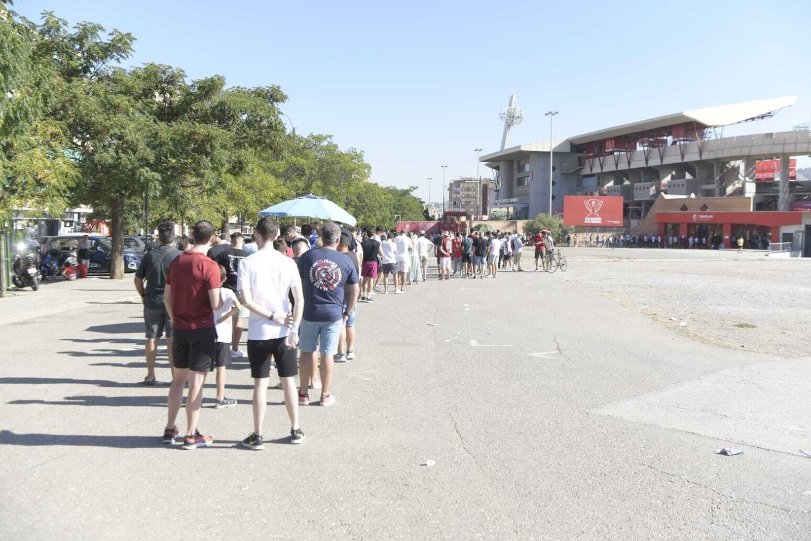 Colas desde temprano en Los Cármenes por conseguir entradas para el España-Chipre