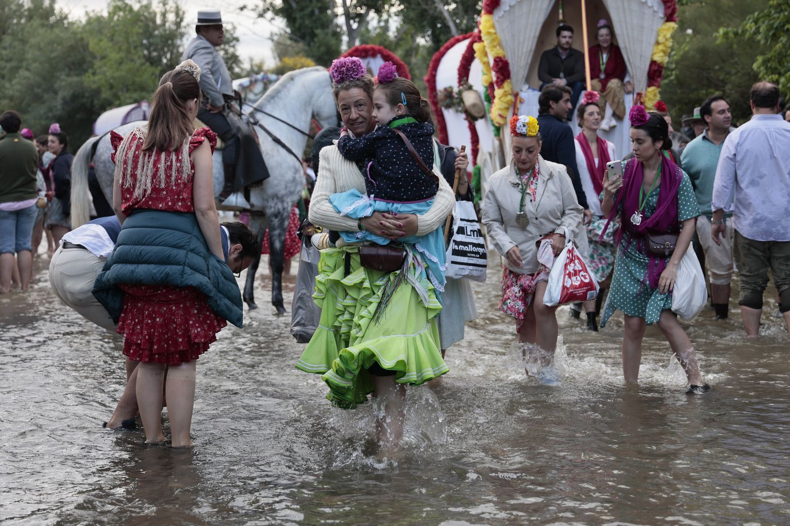 Las mejores imágenes del paso de Sevilla y Triana por el Quema