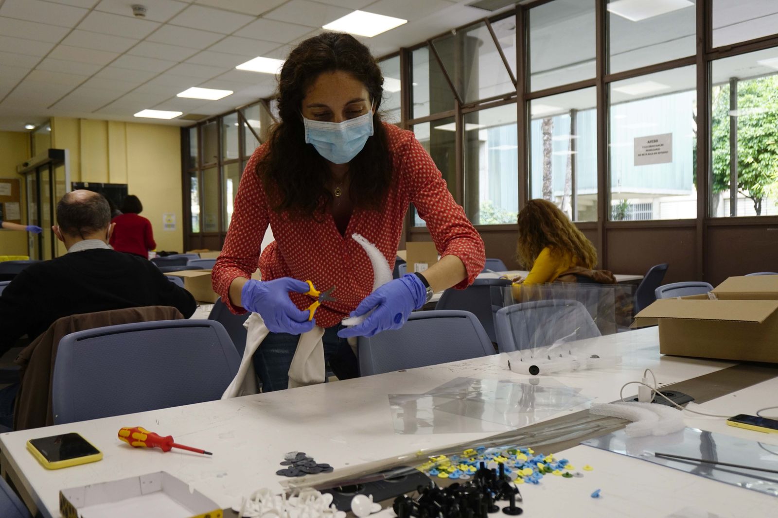 Coronavirus en Sevilla: El Fablab de la Escuela de Arquitectos fabrica mil mascarillas al día.
