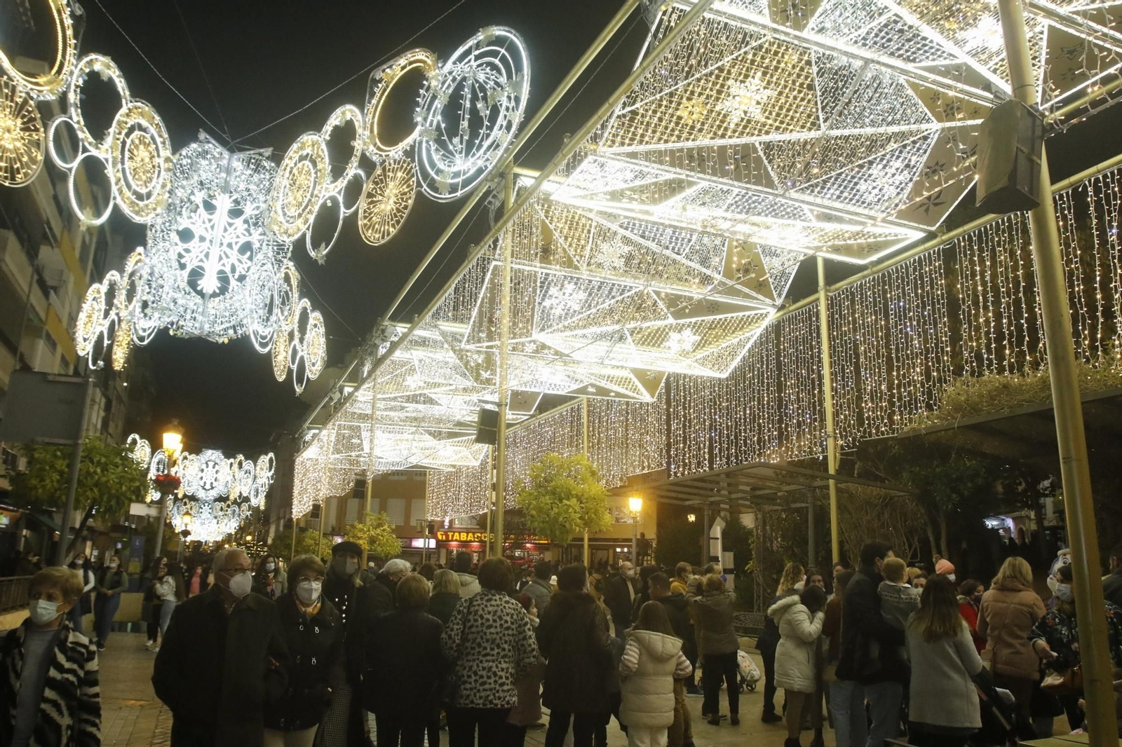 El encendido del espectacular alumbrado navideño de Puente Genil, en fotografías