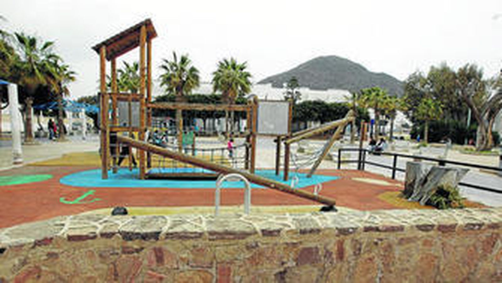 Área de juegos infantiles que en la actualidad existe en la plaza Génova de San José.