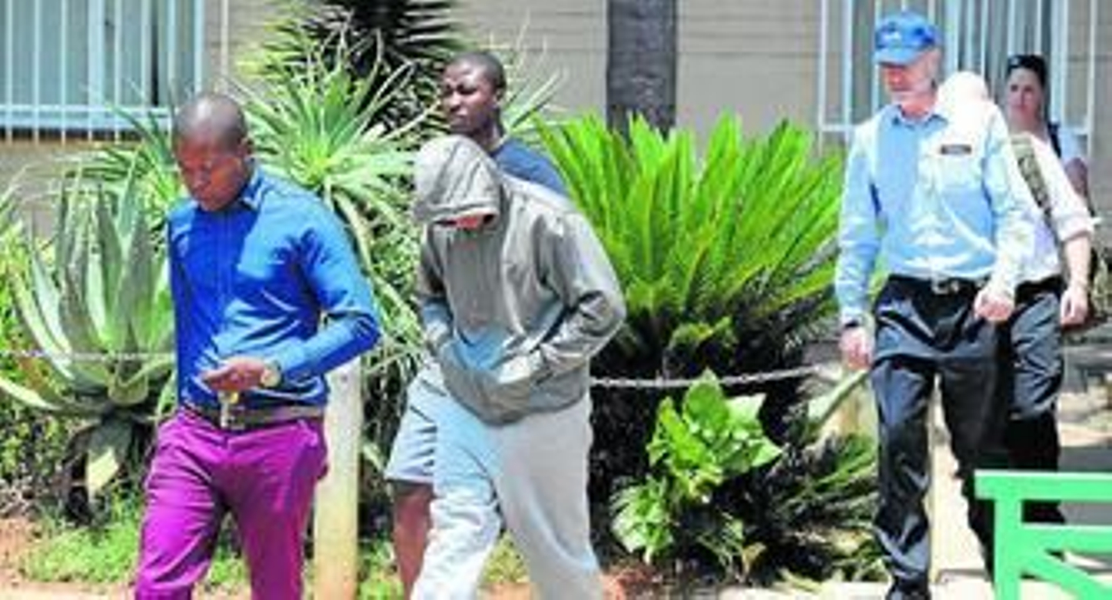 Agentes de la policía escoltan a Pistorius a la comisaría de Pretoria.