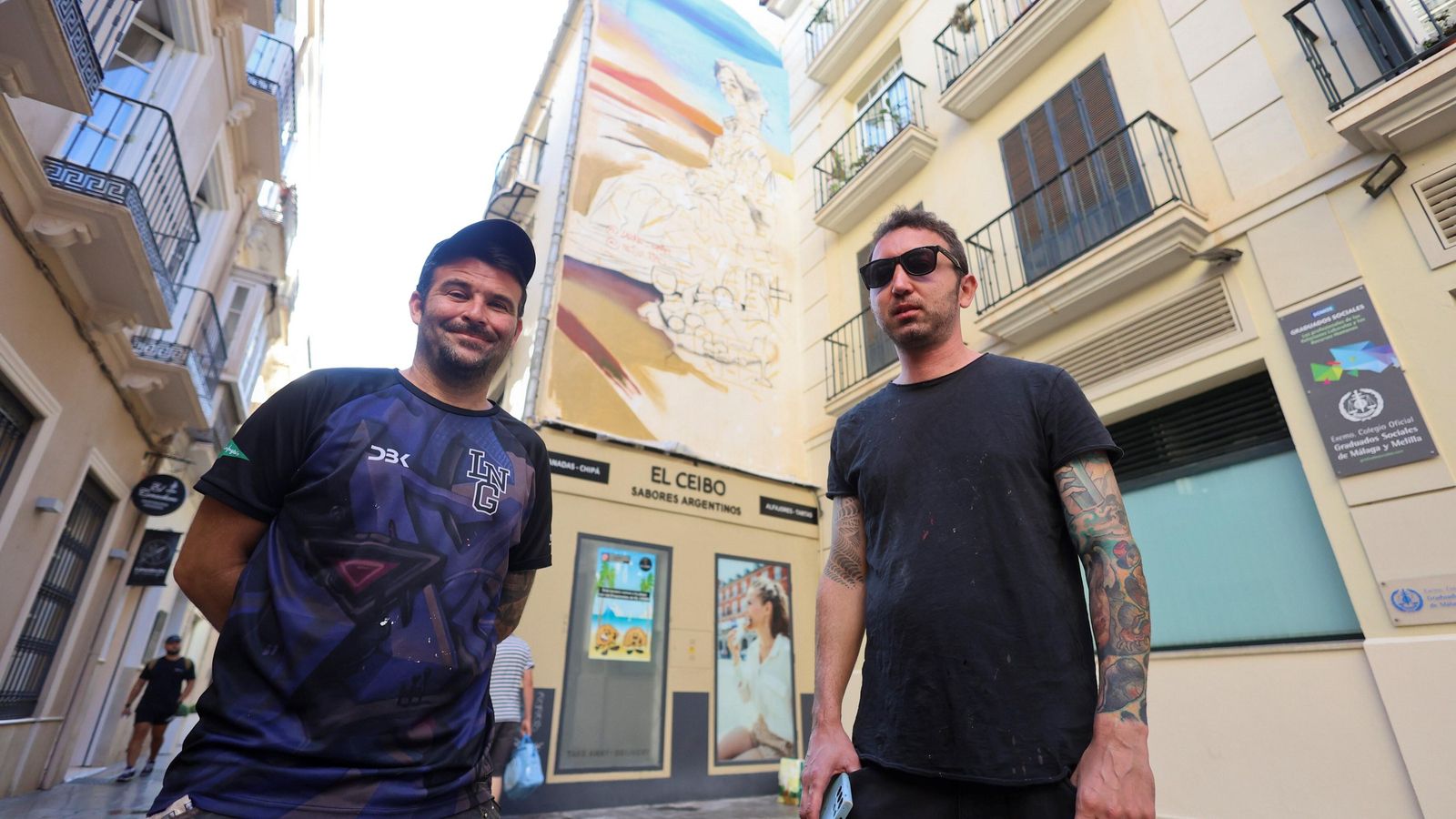 Lalone y Nesui posan frente al mural durante la ejecución.