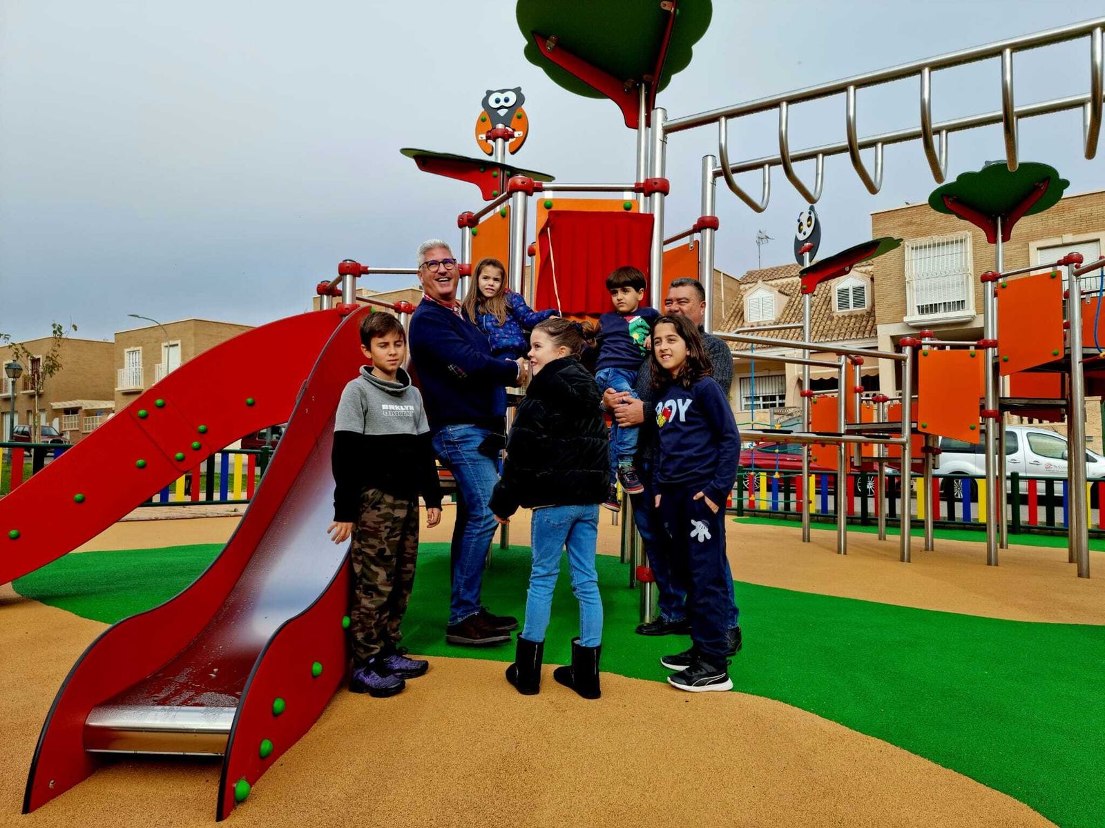 Los vecinos de Huércal de Almería disfrutan ya de tres nuevos parques infantiles