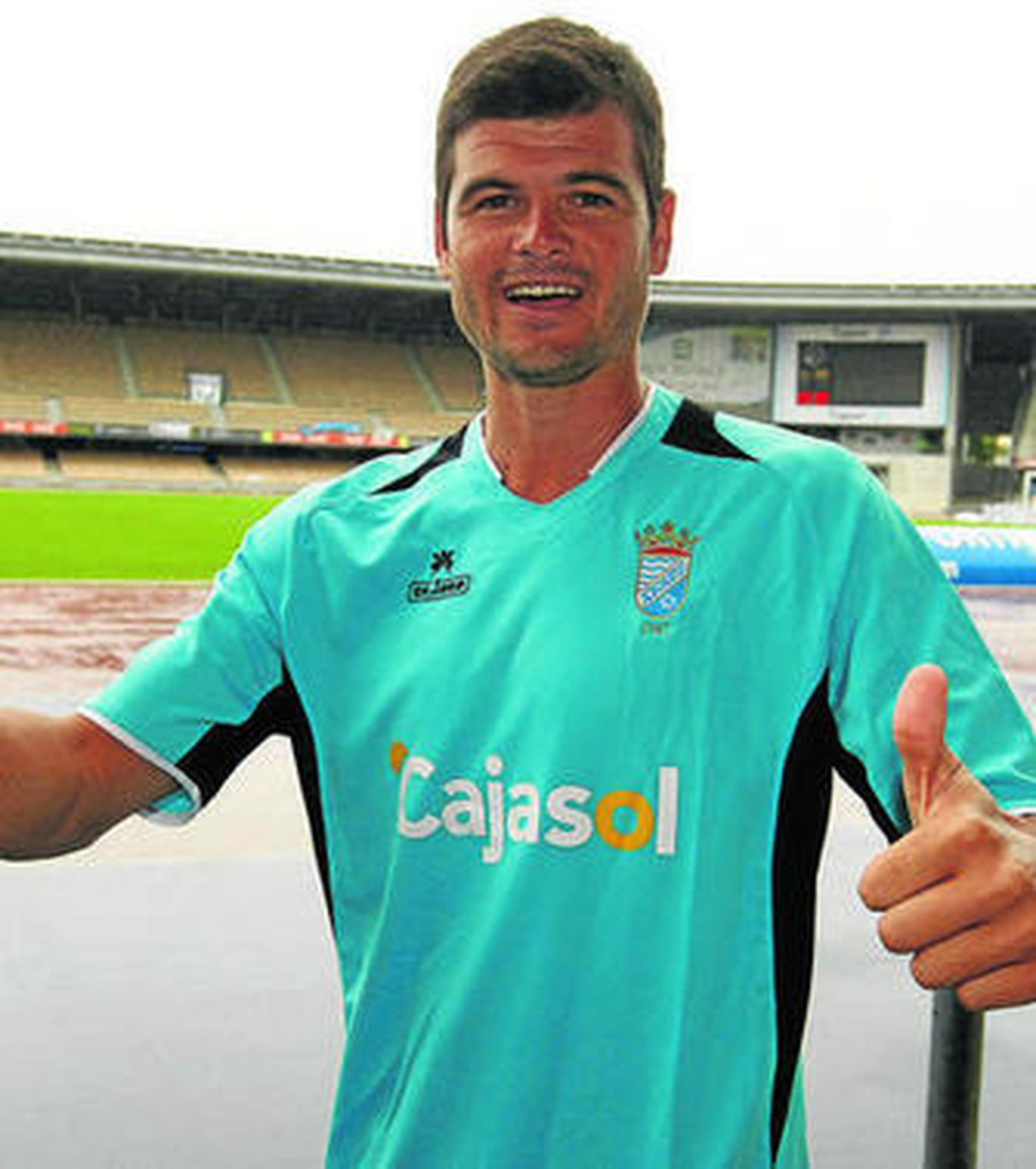 Raúl Navas posa ayer con la camiseta del Xerez.