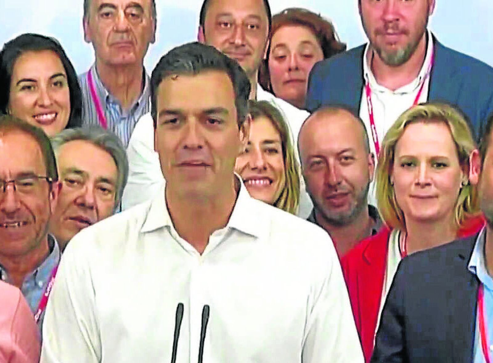 Pedro Sánchez celebra en Ferraz su victoria en las primarias. Tras él figura Tomás Sánchez Pacheco (en un círculo).