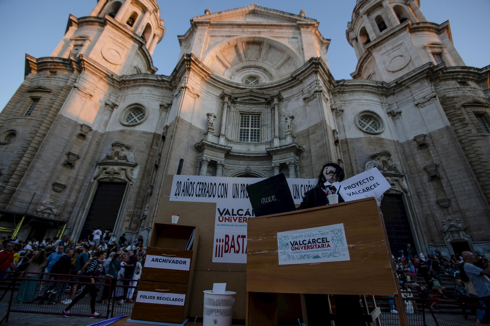 Noche de San Juan en Cádiz: Imágenes de la quema de los juanillos