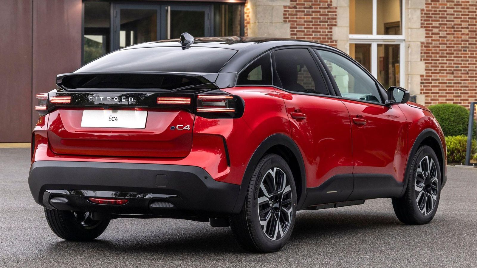 De las dos carrocerías de este compacto, es la de cinco puertas la que recibe los cambios atrás, con nuevos pilotos o estrenando una franja transversal en el portón.