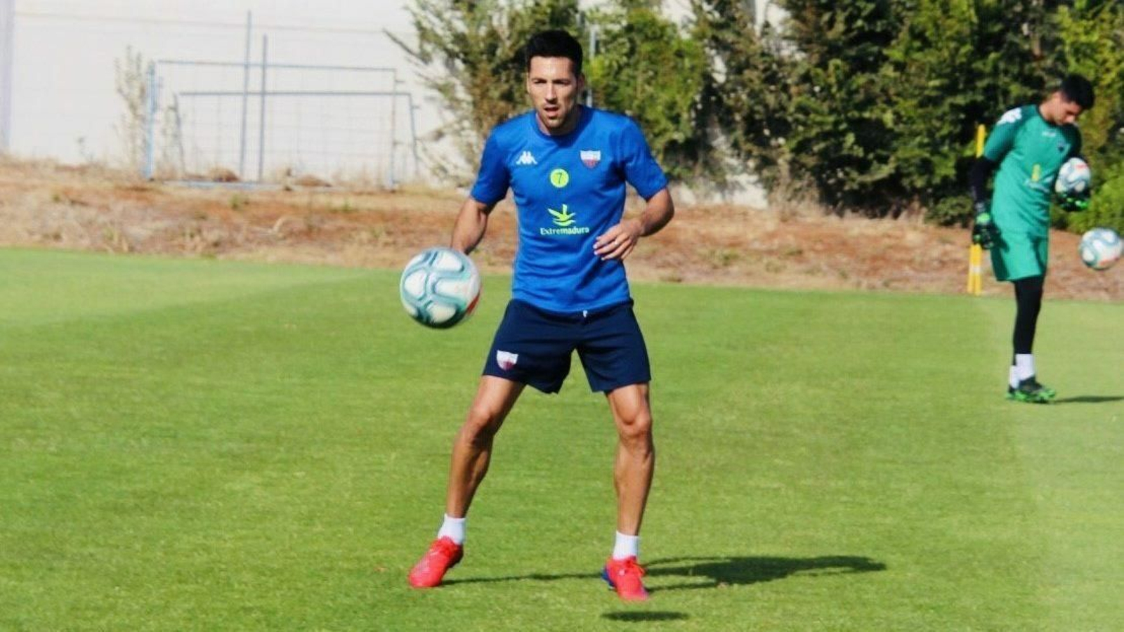 Carlos Valverde, durante un entrenamiento con el Extremadura. Carlos Valverde, durante un entrenamiento con el Extremadura.