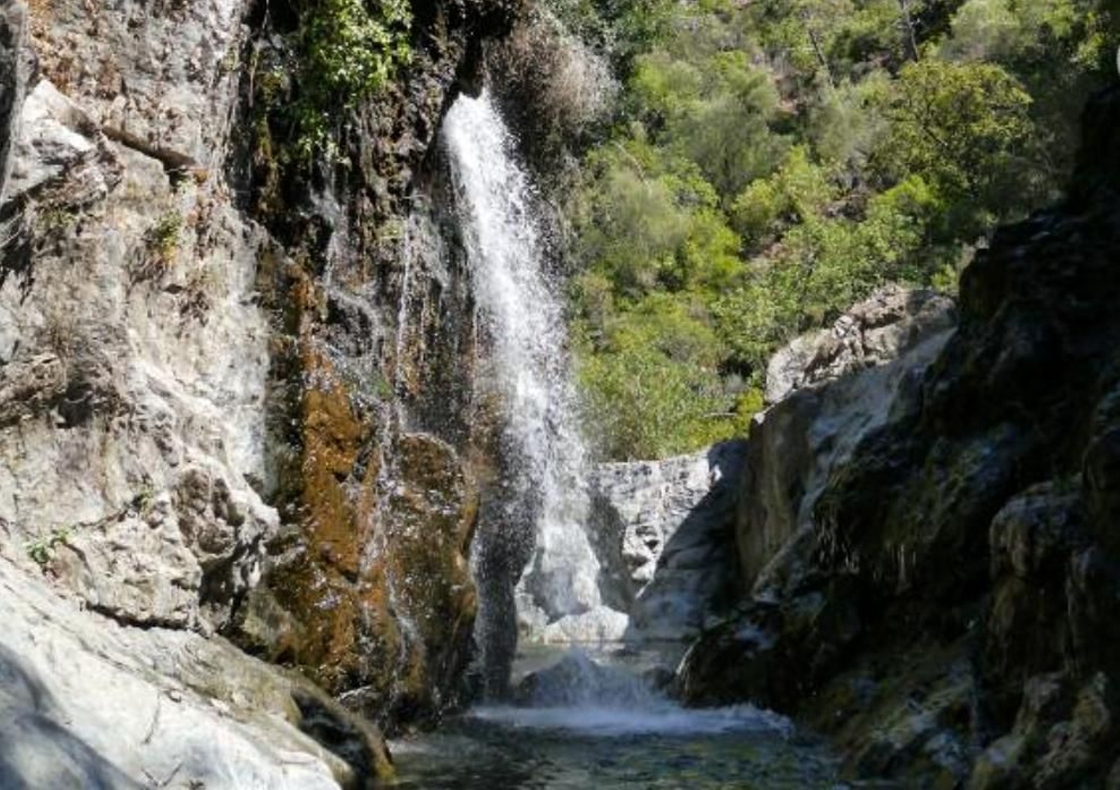 Salto de agua en las proximidades del Charco del Canalón, en Istán. Salto de agua en las proximidades del Charco del Canalón, en Istán.