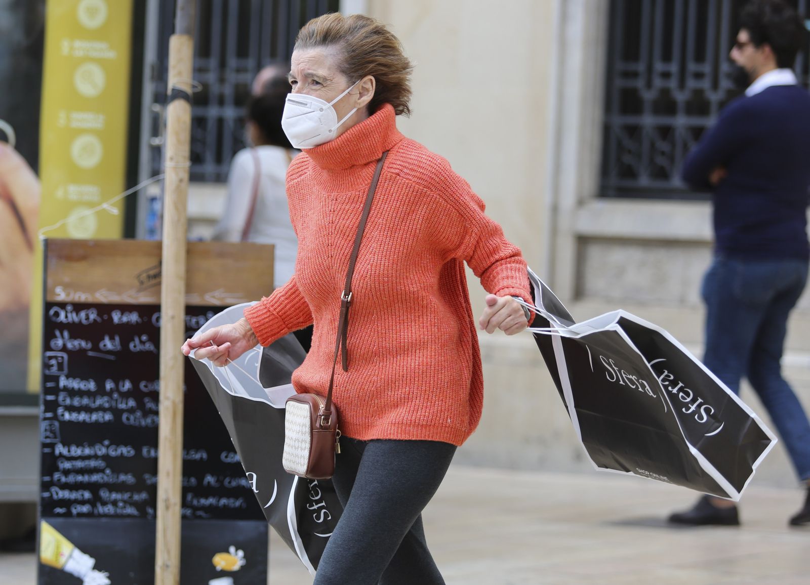 Viento, olas y surfistas para iniciar el fin de semana