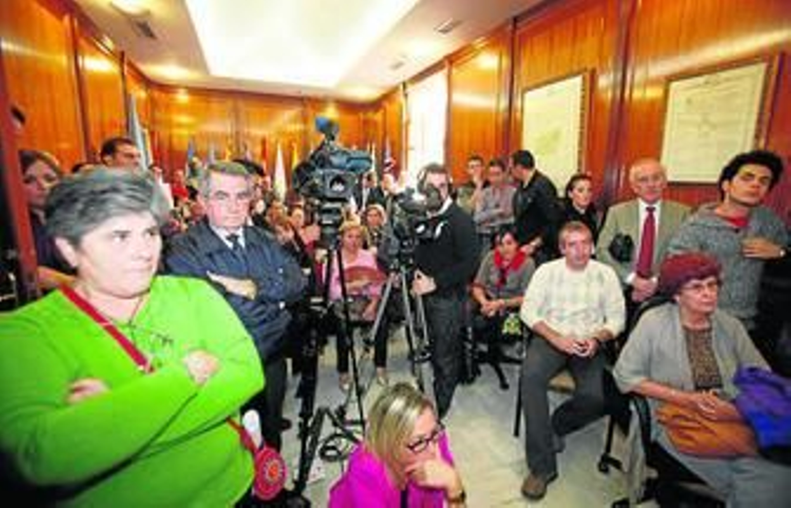 El público llenó ayer el salón de pleno del Ayuntamiento granadino de Santa Fe.