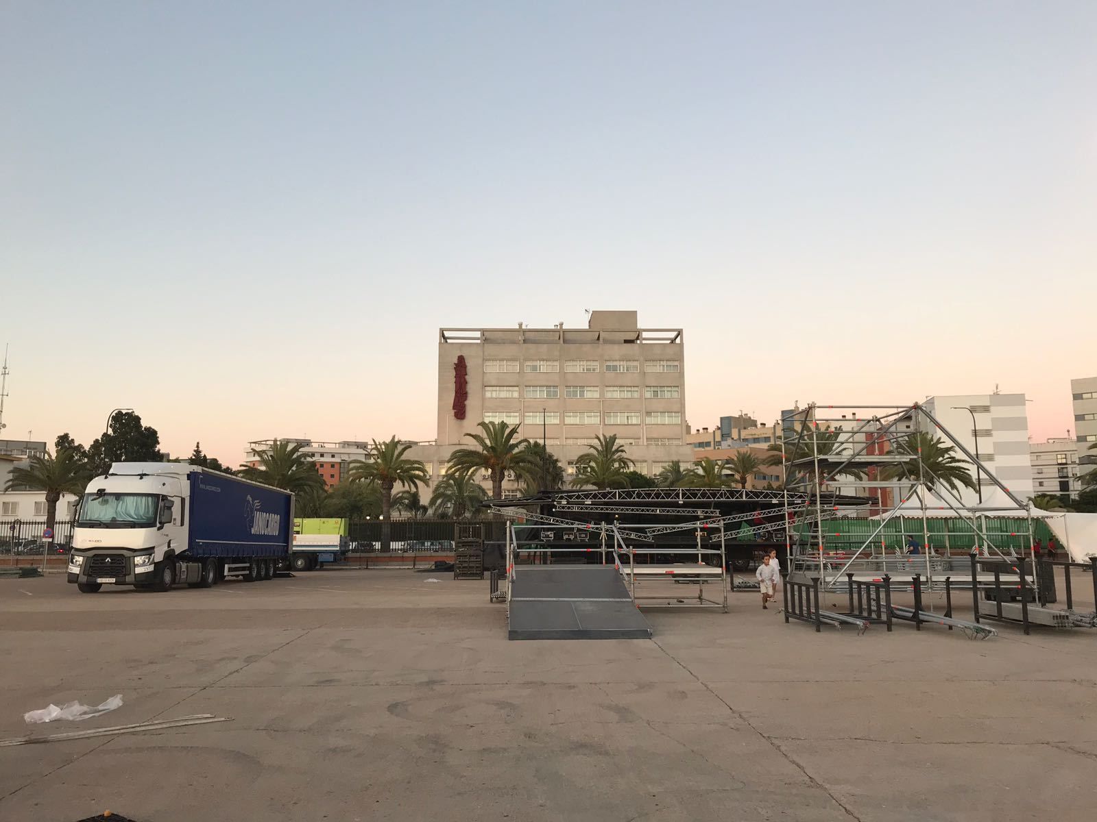 Imagen del montaje del escenario, ayer,  en el Muelle de Levante.