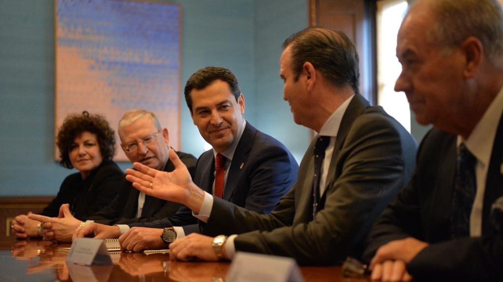 Imagen de la reunión de Juanma Moreno con las cofradías.