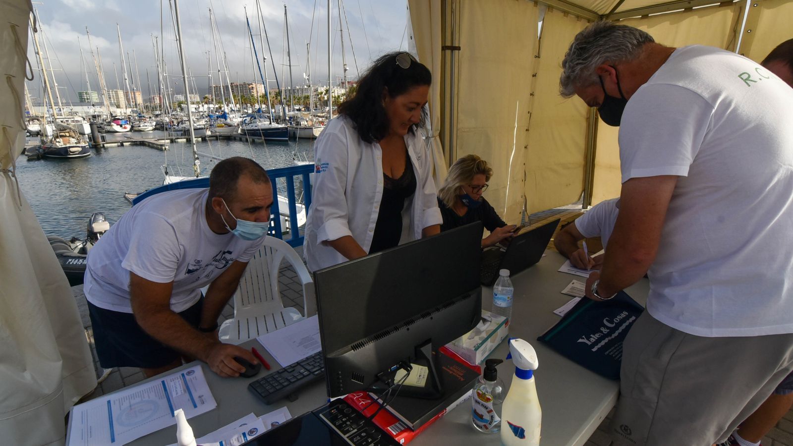 Fotos de los preparativos de la regata de vela J80 del Campeonato de España